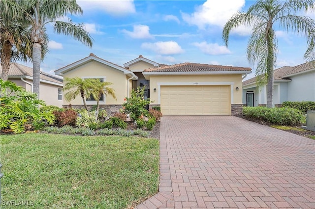 view of front of home featuring a front yard and a garage