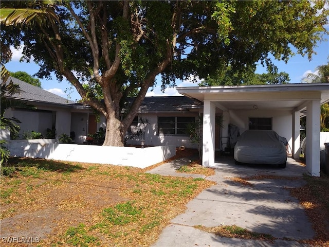 view of front facade featuring a carport