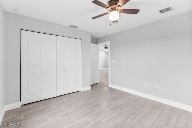 unfurnished bedroom featuring ceiling fan and a closet