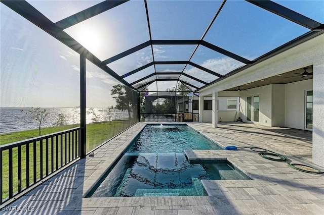 view of pool with an in ground hot tub, a lanai, ceiling fan, and a patio area