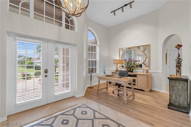 entryway featuring tile patterned floors and a chandelier