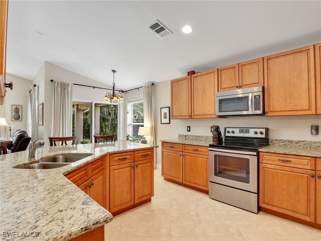kitchen featuring stainless steel appliances, a sink, visible vents, a notable chandelier, and lofted ceiling