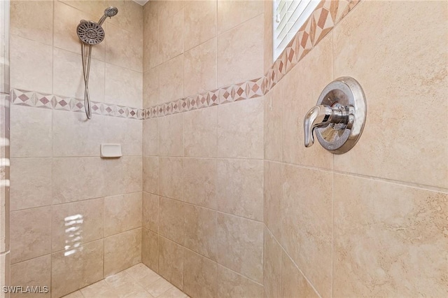 bathroom featuring tiled shower