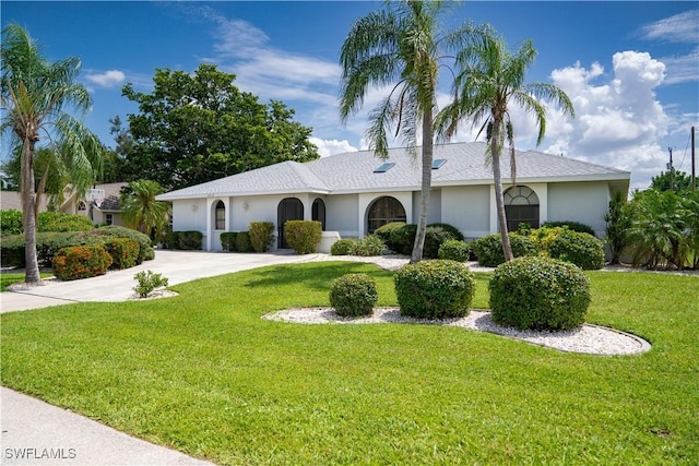 single story home featuring a front lawn