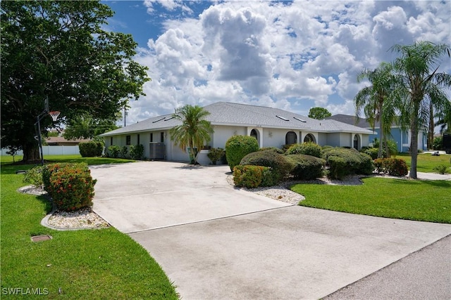 ranch-style house featuring a front yard