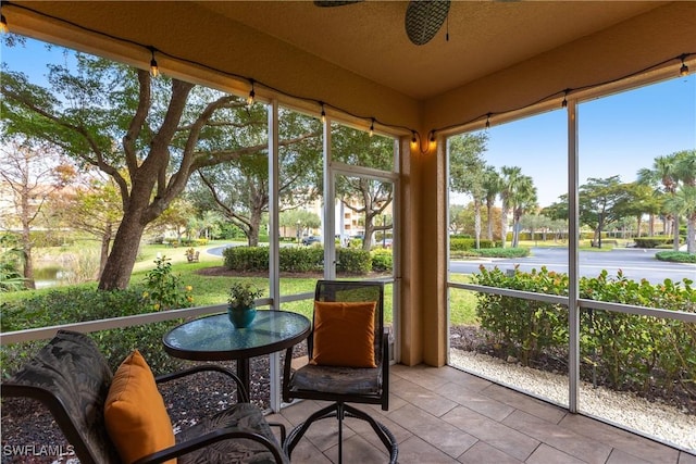 sunroom with ceiling fan