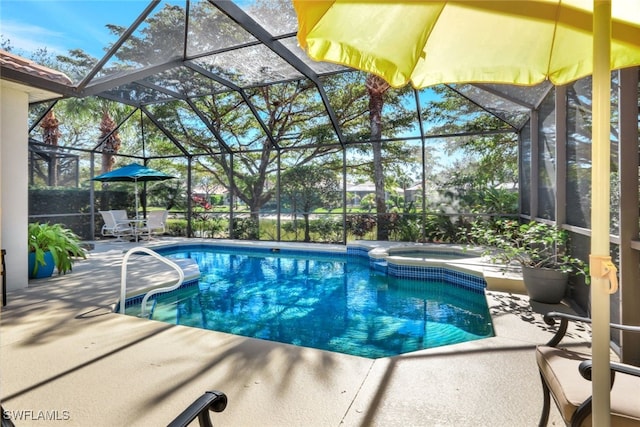 view of swimming pool with a lanai, a patio area, and an in ground hot tub