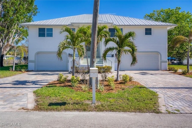 view of front facade with a garage