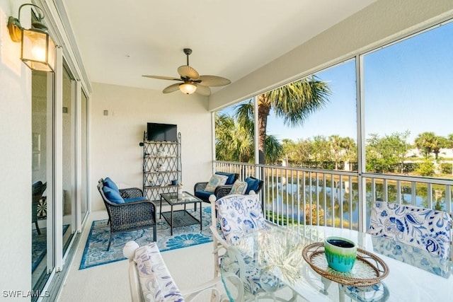 sunroom with ceiling fan