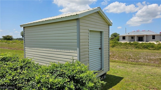 view of outdoor structure featuring a yard