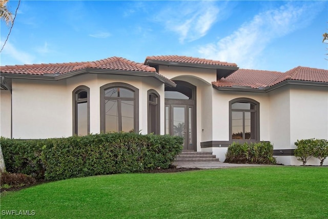 view of front of property featuring a front lawn