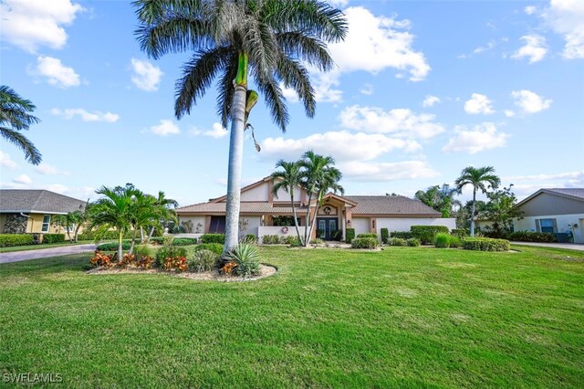 single story home with a front lawn