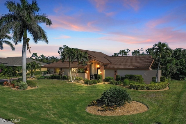 view of front of house featuring a yard