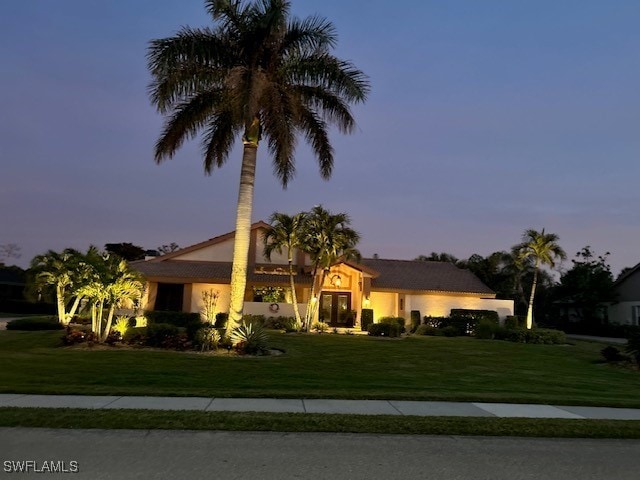 view of front facade featuring a lawn