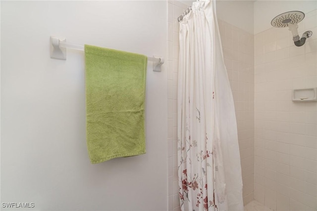 bathroom featuring a shower with shower curtain