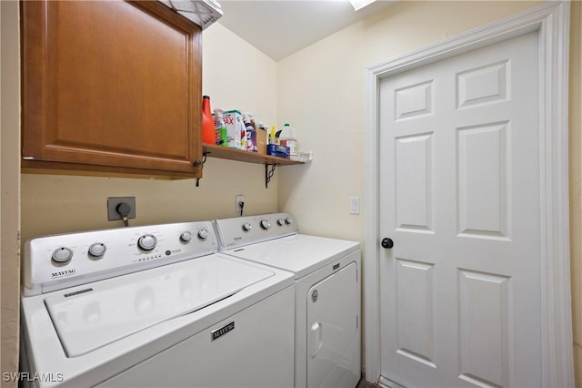 washroom featuring cabinets and washing machine and clothes dryer