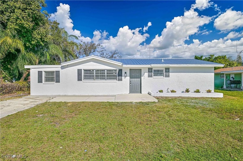 ranch-style house with a front yard