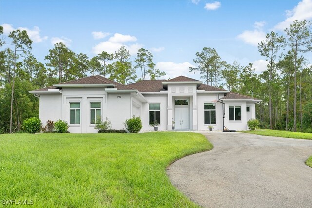 view of front facade featuring a front lawn