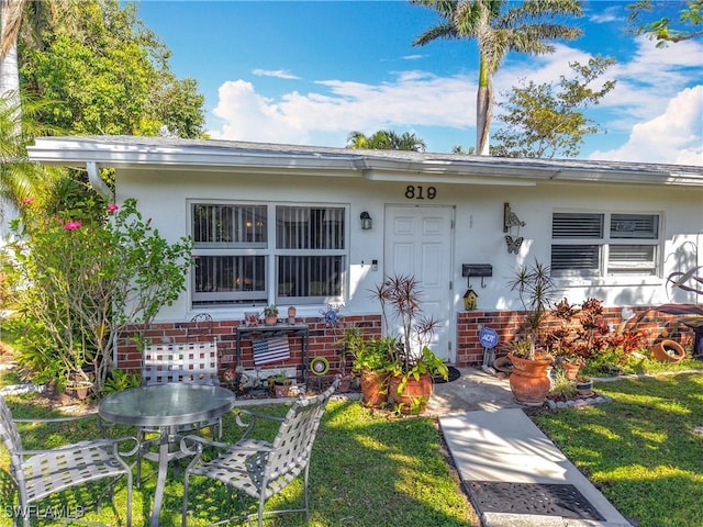 ranch-style home featuring a front lawn