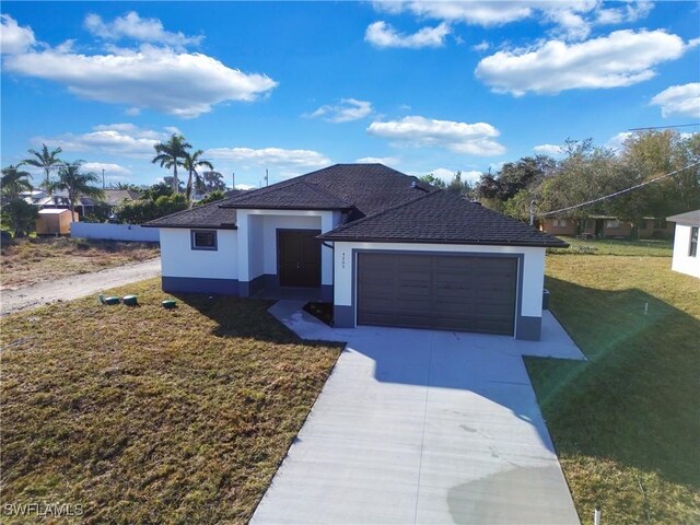 view of front of property featuring a front lawn and a garage