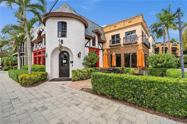 view of front of home featuring a balcony