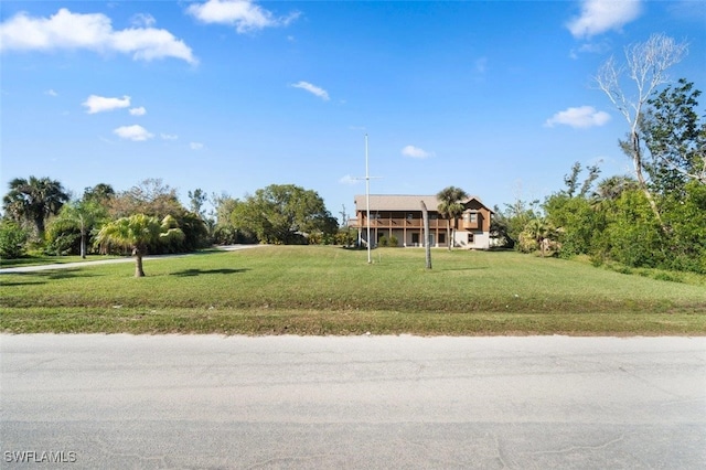 view of front of property featuring a front lawn