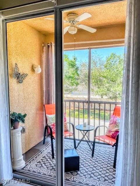 sunroom with ceiling fan