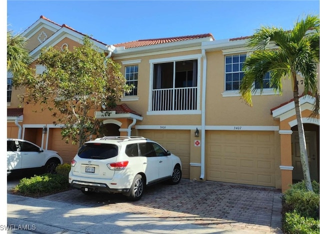 view of front of property featuring a garage