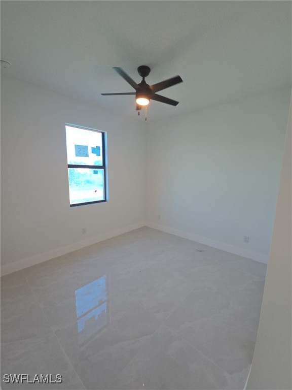 empty room featuring ceiling fan