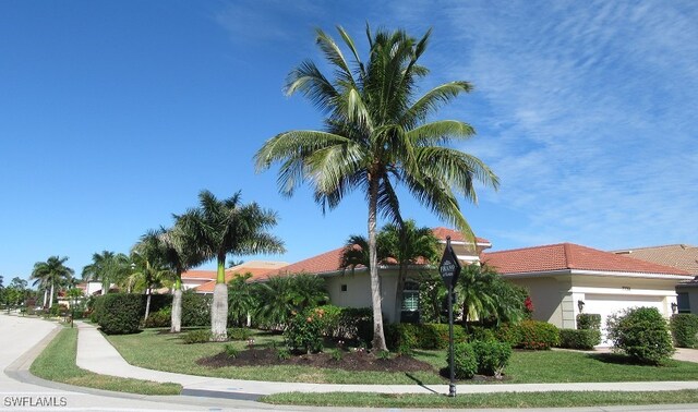 view of front of home featuring a front yard and a garage