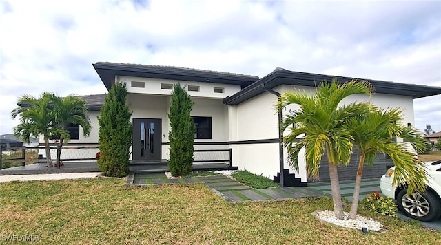 view of front facade with a front yard