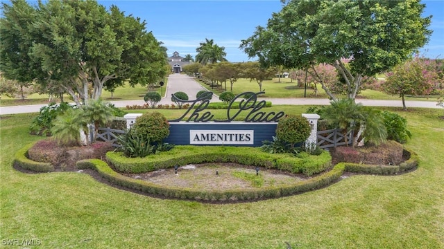 community / neighborhood sign featuring a yard