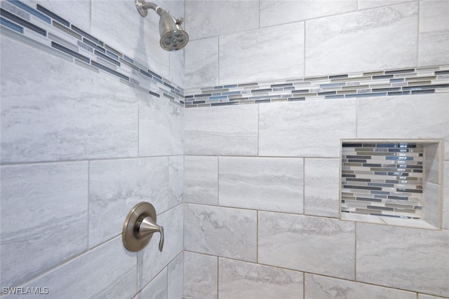 room details featuring a tile shower