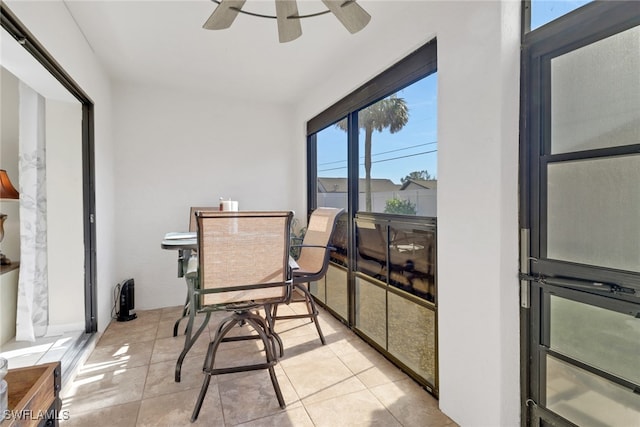 sunroom with ceiling fan