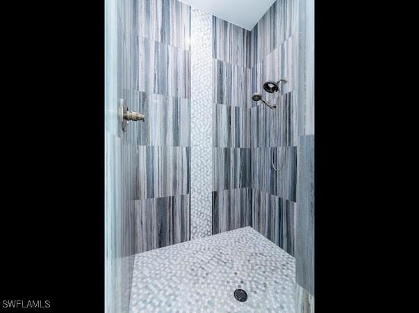 bathroom featuring a tile shower