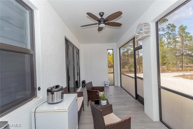 sunroom with ceiling fan