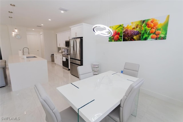 dining area featuring sink and an inviting chandelier