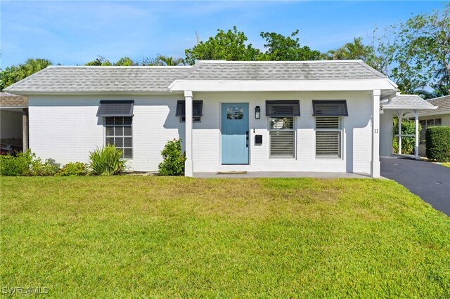 ranch-style house featuring a front lawn