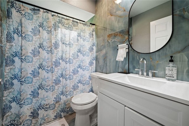 bathroom with a shower with curtain, vanity, and toilet