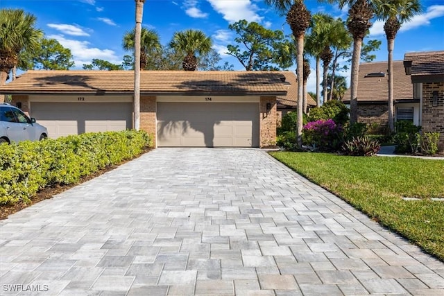 view of front of property featuring a front yard