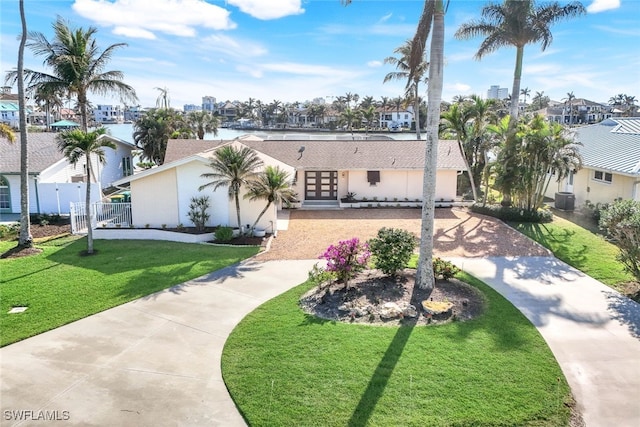 view of front of property featuring a front lawn