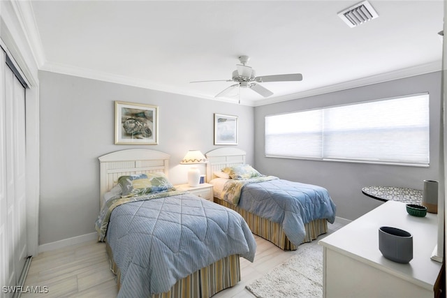 bedroom featuring ceiling fan, light hardwood / wood-style floors, crown molding, and a closet