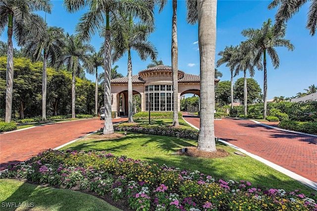 view of front facade with a front yard