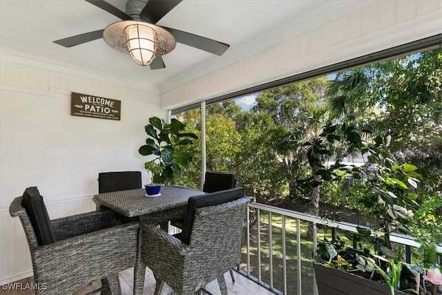 sunroom with ceiling fan