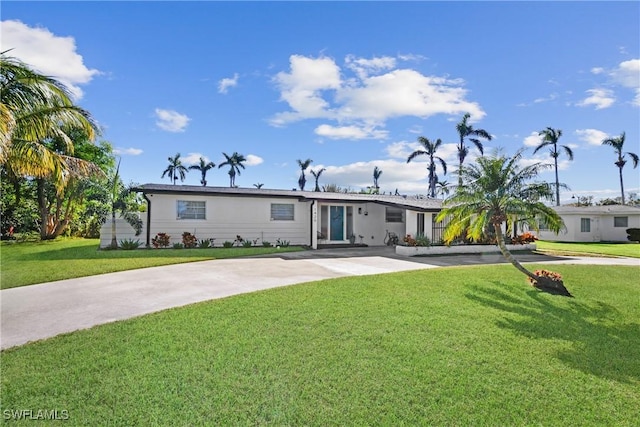 view of front of house featuring a front lawn