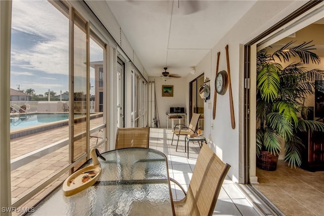 sunroom with ceiling fan