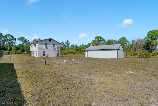 view of yard with an outbuilding