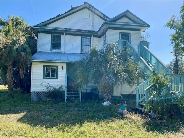 view of front of property featuring a front lawn