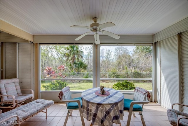 sunroom with ceiling fan