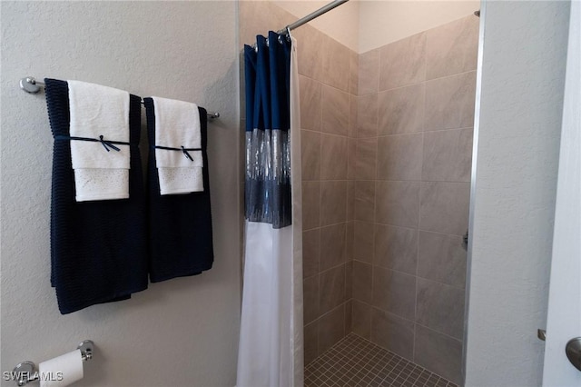 bathroom featuring a shower with shower curtain